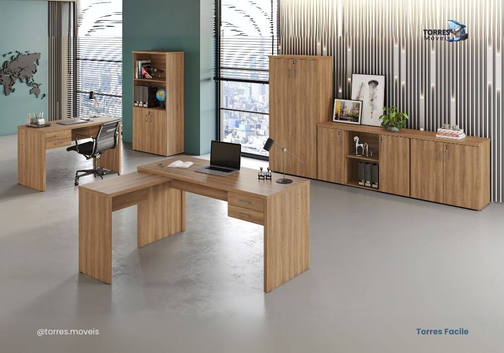 Mesa de escritório individual da linha Torres Facile, com tampo em MDP e acabamento em PVC, otimizando o espaço de trabalho.